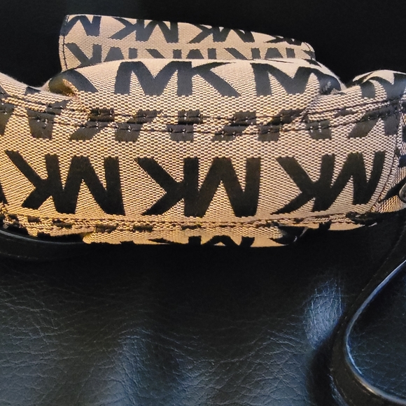 Michael Kors small Crossbody. EUC - Picture 7 of 7